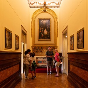Visitantes durante uma visita livre ao Palácio de Belém, por ocasião das celebrações da implantação da República portuguesa.