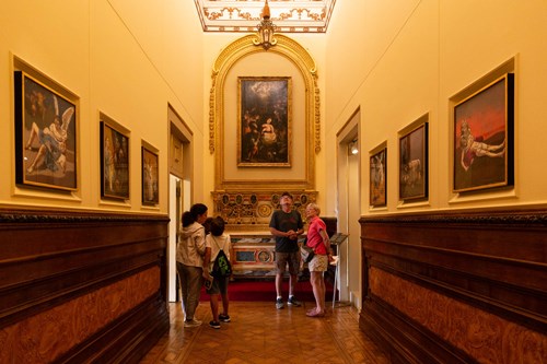 Visitantes durante uma visita livre ao Palácio de Belém, por ocasião das celebrações da implantação da República portuguesa.
