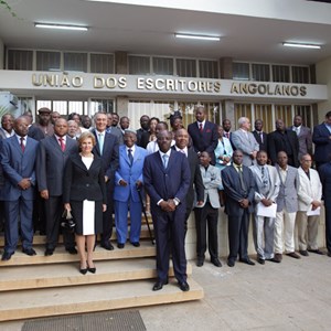 O Presidente Aníbal Cavaco Silva é recebido na União de Escritores Africanos, durante a visita de Estado a Angola, em julho de 2010.