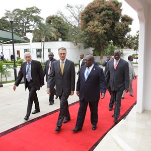 O Presidente Aníbal Cavaco Silva é recebido com honras militares na Assembleia Nacional, onde discursou perante os deputados angolanos, durante a visita de Estado em julho de 2010.