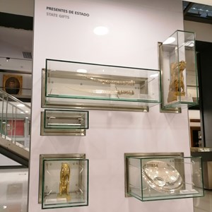 Vitrine com presentes de Estado na exposição permanente do MPR. O «Pensador» está à esquerda, em baixo.