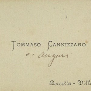 Cartão-de-visita de Tommaso Cannizzaro para Teófilo Braga, felicitando-o («auguri») pelo seu aniversário. Teófilo nasceu em Ponta Delgada, a 24 de fevereiro de 1843.