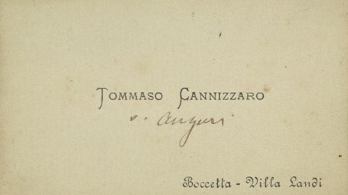Cartão-de-visita de Tommaso Cannizzaro para Teófilo Braga, felicitando-o («auguri») pelo seu aniversário. Teófilo nasceu em Ponta Delgada, a 24 de fevereiro de 1843.