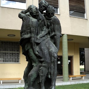 «Carregando os Feridos», escultura de Antun Augustincic, no espaço exterior da Faculdade de Medicina Veterinária de Zagreb.
