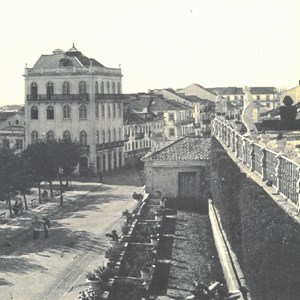 Gradeamento da frente do jardim mandado pôr pelo conde de Aveiras. Foi substituído por outro modelo, no final do século XIX, ainda hoje existente.