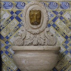 Uma das bicas que dá o nome à sala de entrada do Palácio de Belém, do tempo do 3.º conde de Aveiras. O leão, aqui representado na carranca por onde brota a água, era o animal do brasão dos Aveiras.