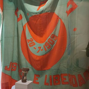 Bandeira hasteada pelos revoltosos republicanos durante os combates de 5 de outubro de 1910, patente na exposição «António José de Almeida e a "viagem gloriosa" ao Brasil», juntamente com o obus disparado na mesma ocasião histórica.