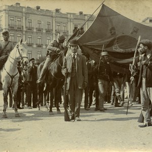 Grupo de revolucionários militares e civis na zona da Rotunda (Lisboa), pousando com a bandeira.