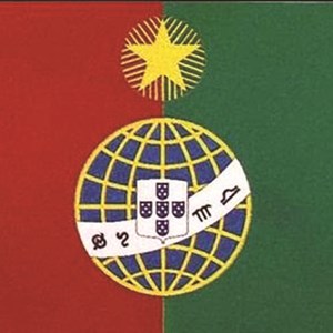 Bandeira hasteada na varanda da Câmara Municipal de Lisboa a 5 de outubro de 1910. Imagem oriunda do livro «Heróis do Mar - História dos Símbolos Nacionais», de Nuno Severiano Teixeira.