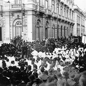 Aspeto da multidão assistindo ao cortejo dos funerais de Miguel Bombarda e Carlos Cândido dos Reis.