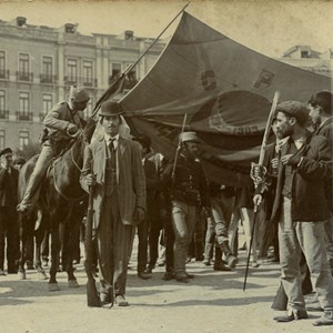 Revolucionários civis e militares do 5 de Outubro de 1910 posam para a posteridade com a bandeira que aqui evocamos.