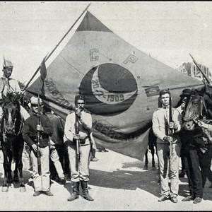Esta fotografia foi publicada na «Ilustração Portuguesa» com a legenda: «As tropas republicanas saudando a bandeira do novo regime, no quartel general.»