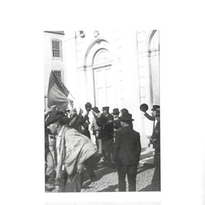 Imagens dos festejos junto aos Paços do Concelho, em Lisboa, após a proclamação da República. Numa das imagens, populares festejam com uma bandeira.