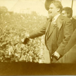 António José de Almeida durante um comício republicano, em Lisboa. Era um dos mais aplaudidos oradores. Chamavam-lhe «o tribuno da República».