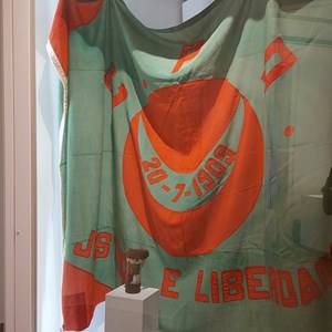 Bandeira hasteada pelos revoltosos republicanos e projétil utilizado nos combates do 5 de Outubro de 1910, ambos posteriormente oferecidos a António José de Almeida, e que podem agora ser vistos.