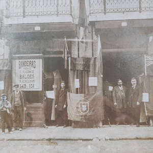 Esta fotografia é a mais antiga que se conhece da «Alfaiataria e Bandeireiro A. Cardoso», que produziu a bandeira de que aqui se fala, bem como a primeira bandeira nacional, após ser aprovada oficialmente. A loja, situada na Baixa de Lisboa, continua aberta ao público, com o nome «Primeira Casa das Bandeiras».