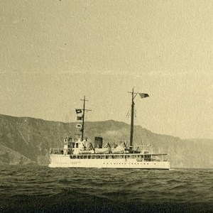 O navio «D. João de Castro» a caminho da sua primeira missão, aos Açores.