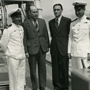 O capitão-de-fragata Américo Tomás (segundo a contar da esquerda), chefe de gabinete do ministro da Marinha, com outros convidados, na cerimónia de lançamento à água do navio hidrográfico «D. João de Castro».