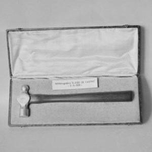 Martelo da coleção do Museu de Marinha usado, muito provavelmente, pelo Presidente da República Óscar Carmona, para o lançamento à água do navio hidrográfico «D. João de Castro». Apresenta a inscrição: «D. João de Castro», ao centro; «Arsenal do Alfeite», na orla. A partir deste, com 31 cm, foram feitos os martelos miniatura.