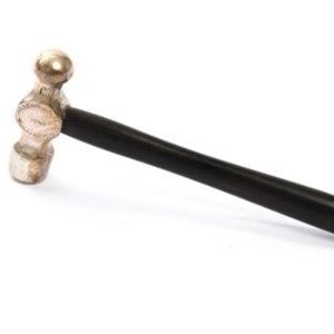 Martelo miniatura oferecido a Américo Tomás no dia do lançamento à água do navio hidrográfico «D. João de Castro».