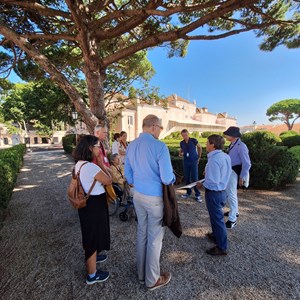 Visita guiada aos jardins do palácio.
