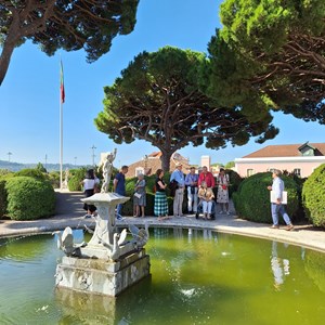 Visita guiada aos jardins do palácio.