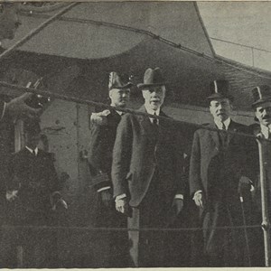 Manuel Teixeira Gomes a bordo do cruzador «Carysfort», na chegada a Lisboa. Ao seu lado, António Maria da Silva, presidente do Ministério, e Domingos Pereira, ministro dos Negócios Estrangeiros.