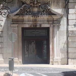 Fachada do edifício onde funcionou, entre 1880 e 2012, o Ateneu Comercial de Lisboa. Instituição de cariz cultural, foi fundada por um grupo de comerciantes da capital.