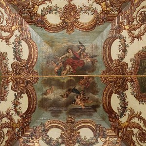 O teto da Sala das Bicas exibe a maior tela do Palácio de Belém, pintura atribuída a Vitorino Manuel da Serra (1692-1747).