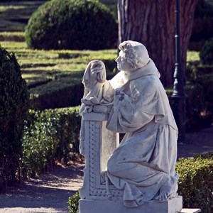 Escultura «Santo António», ajoelhado e em oração num genuflexório. Obra do genovês Ignatius Peschiera, patente na transição do Pátio dos Bichos para o jardim do Buxo.