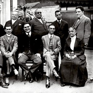 Chiquinha Gonzaga com um grupo de autores teatrais.