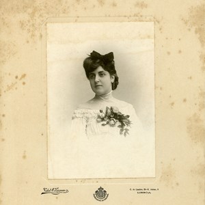 Retrato de Maria Joana Morais Perdigão Queiroga. No verso, uma dedicatória para António José de Almeida.