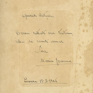 Retrato de Maria Joana Morais Perdigão Queiroga. No verso, uma dedicatória para António José de Almeida.