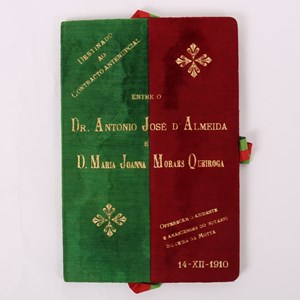 Pasta com contrato antenupcial do casamento de António José de Almeida com Maria Joana Perdigão Queiroga.
