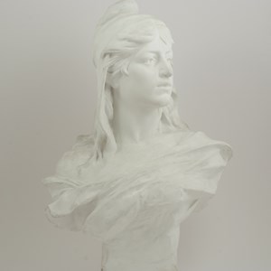 Busto da República, em gesso, da autoria de João Simões de Almeida (sobrinho), da coleção do Museu da Presidência da República. Este modelo resultou de uma encomenda da Câmara Municipal de Lisboa, em 1908, para comemorar a vitória dos republicanos nas eleições municipais desse ano.