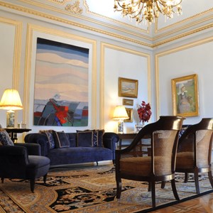 Antigo quarto de dormir do Rei, um dos cómodos cujas paredes e tetos ainda exibem a decoração original, como as molduras em gesso, do tempo de D. Luís.