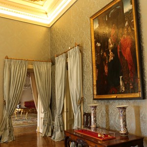 «Adoração dos Reis Magos», pintura flamenga quinhentista da coleção do Museu Nacional de Arte Antiga, em destaque na sala de audiências do Presidente da República.