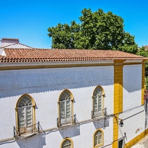 O Palácio Vimioso, onde terá nascido D. Manuel de Portugal. Foi do seu avô, D. Afonso de Portugal, bispo de Évora e hoje pertence à Universidade de Évora.