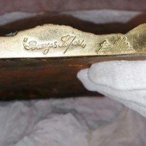 Marca do produtor da placa: Fábrica «Bronzes Super», de J. da Gama Alves.