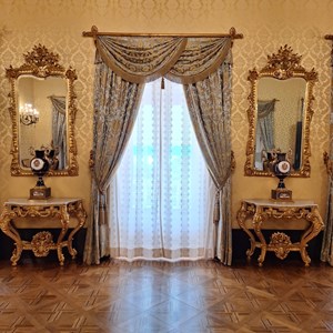 Aspeto da Sala Dourada com os dois Vasos Rousseau expostos e que integram o circuito de visitas guiadas ao Palácio de Belém.