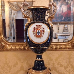 Vaso Rousseau produzido pela Vista Alegre em 1856, no início do reinado de D.Pedro V.