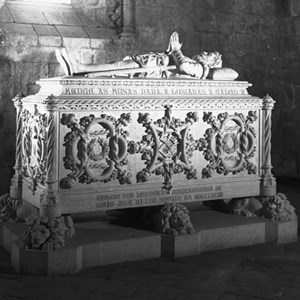 Túmulo de Camões no Mosteiro dos Jerónimos. As ossadas do poeta foram trasladadas em 1880, mas o túmulo só ficou terminado em MDCCCXCIV (1894).