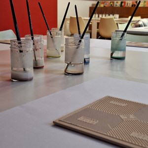 Oficina pedagógica «Como se faz uma bandeira». Alguns dos materiais usados durante a atividade.