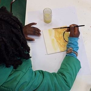 Oficina pedagógica «Como se faz uma bandeira». Aluna do 3.º ano da EB1/JI Laranjeiras (Lisboa) durante a atividade.