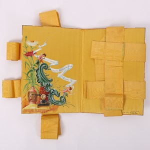 Pasta de formatura do curso de Medicina, de António José de Almeida. No interior, uma ilustração decorativa menciona que foi oferecida pela sua irmã e cunhado: Maria Rita das Neves de Almeida e Jerónimo Duarte Ferreira de Sousa.