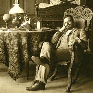 António José de Almeida durante a sua estada em São Tomé, onde exerceu medicina entre 1896 e 1903. A fotografia terá sido tirada, muito provavelmente, na casa da cidade de São Tomé, alugada pelo seu irmão Francisco António de Almeida.