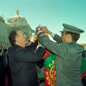 O Presidente Jorge Sampaio condecora, com a Ordem da Liberdade, a Escola Prática de Infantaria.