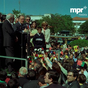 O Presidente Jorge Sampaio, demais autoridades, com a viúva e filhos de Salgueiro Maia, na cerimónia de inauguração do monumento dedicado ao capitão de Abril.