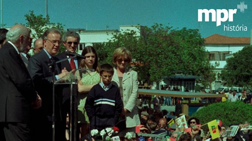 O Presidente Jorge Sampaio, demais autoridades, com a viúva e filhos de Salgueiro Maia, na cerimónia de inauguração do monumento dedicado ao capitão de Abril.