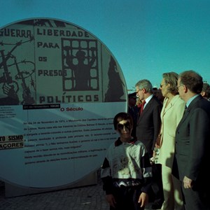 O Presidente Jorge Sampaio, Maria José Ritta, sua mulher, e demais autoridades, na inauguração da exposição evocativa do 25 de Abril de 1974.